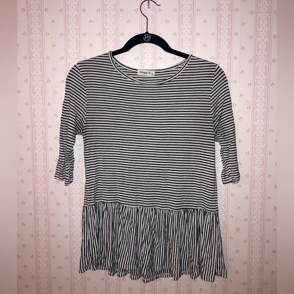 Casual 3/4 sleeve shirt perfect for work/school! Size medium